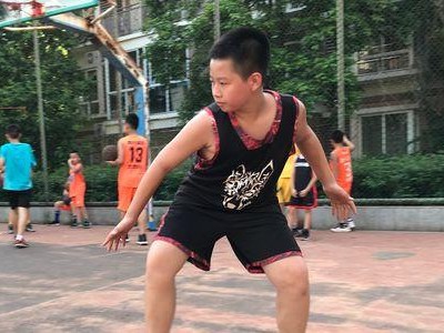 篮球滑步防守（探索滑步防守中的伤害风险与应对策略）