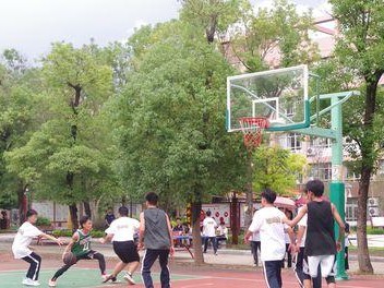 篮球防守战术动作要领——提升班赛防守技巧（关键动作技巧，助你成为防守之王）