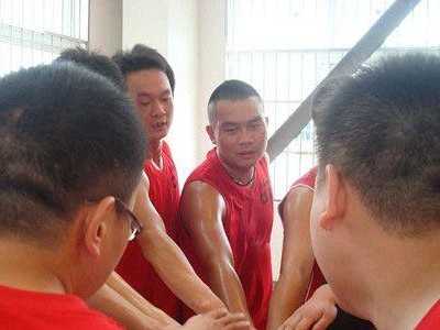 突破贴身防守，成为出色的儿童篮球接球手（技巧、速度和意识，关键在于这三点）