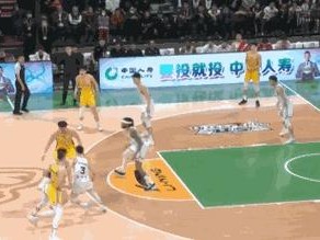 排球防守持球的基本要领（掌握关键动作，提高防守技巧）