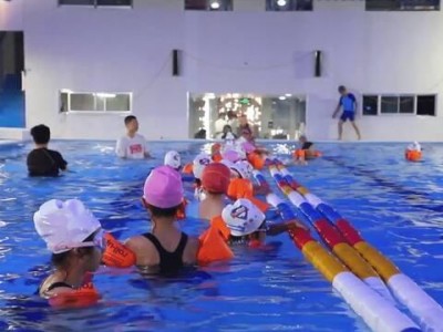 游泳馆被困自救技巧（游泳馆安全教育，学会自救从容面对危险）