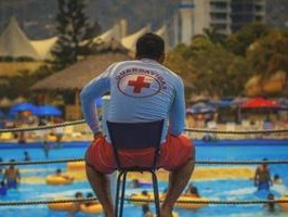 游泳深水漂浮技巧男（掌握正确技巧轻松游进深水区）