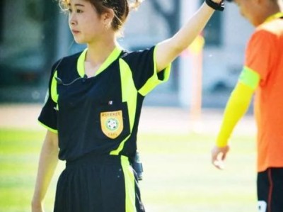 女生踢足球（以优雅和力量征服足球场）