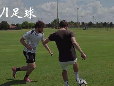 足球后退运球过人技巧（提升足球运球和过人能力，助你在比赛中脱颖而出）