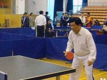 乒乓球小孩快速学发球技巧（提高发球技巧，让小孩成为乒乓球高手）