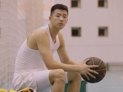 以篮球认真防守的小哥（不惧挑战，坚守防线的篮球之路）