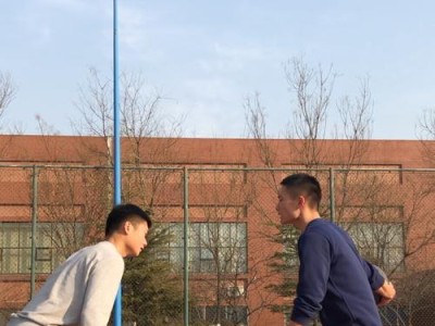 女性打篮球（掌握滑步防守技巧，女性也能在篮球场上出色表现）