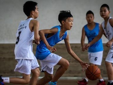 篮球小学生最强防守姿势解析（掌握这一姿势，让你成为篮球场上的铁闸）