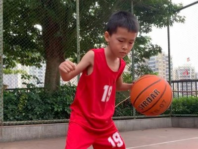 少儿篮球前后左右滑步防守训练的技巧与方法（提升篮球少儿滑步防守能力，成为优秀的球员）