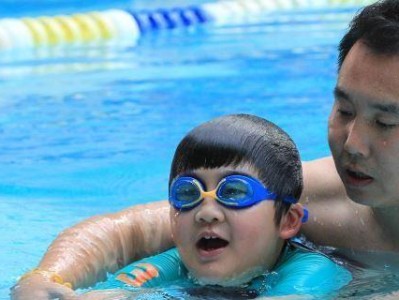 学习游泳的方法和技巧（如何帮助学生掌握游泳技能）