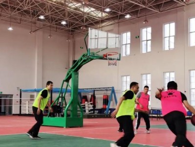 女生篮球背身防守技巧教学（提高女生篮球防守效果的背身技巧和训练方法）