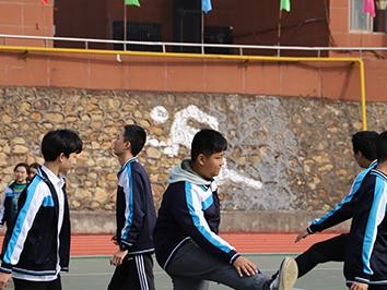 小学篮球防守教学基本功（打好篮球防守基础，提升比赛技能）